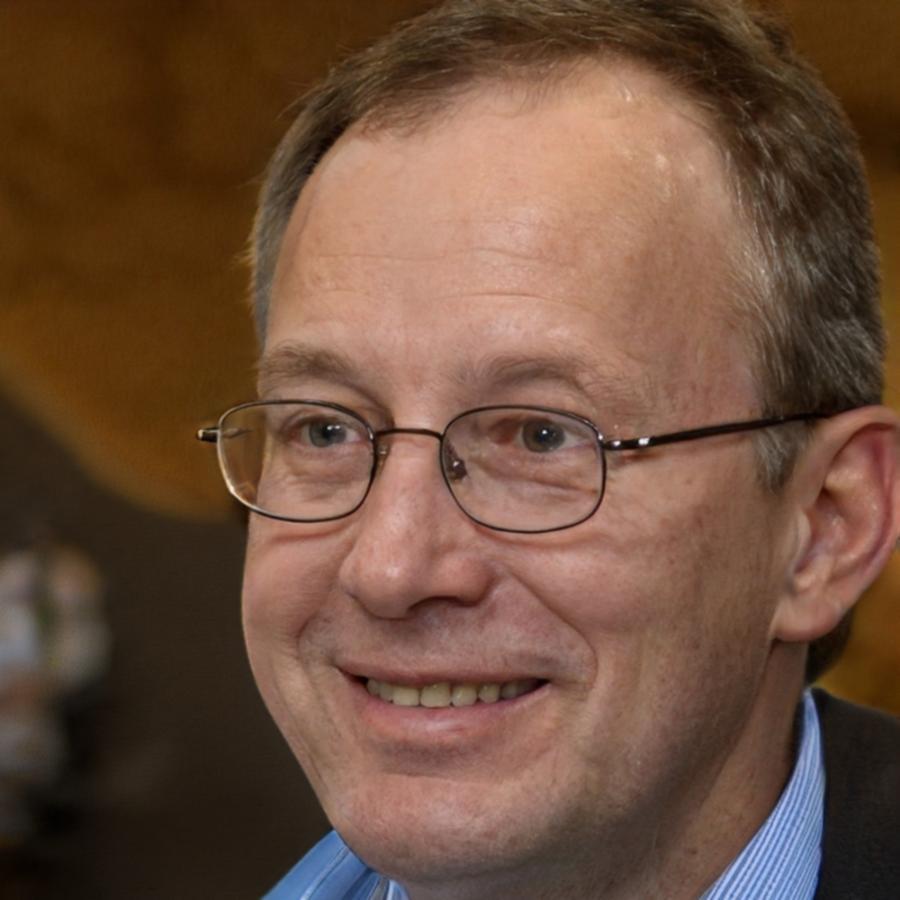 Foto de Carlos Mendoza, instructor experto en gestión empresarial